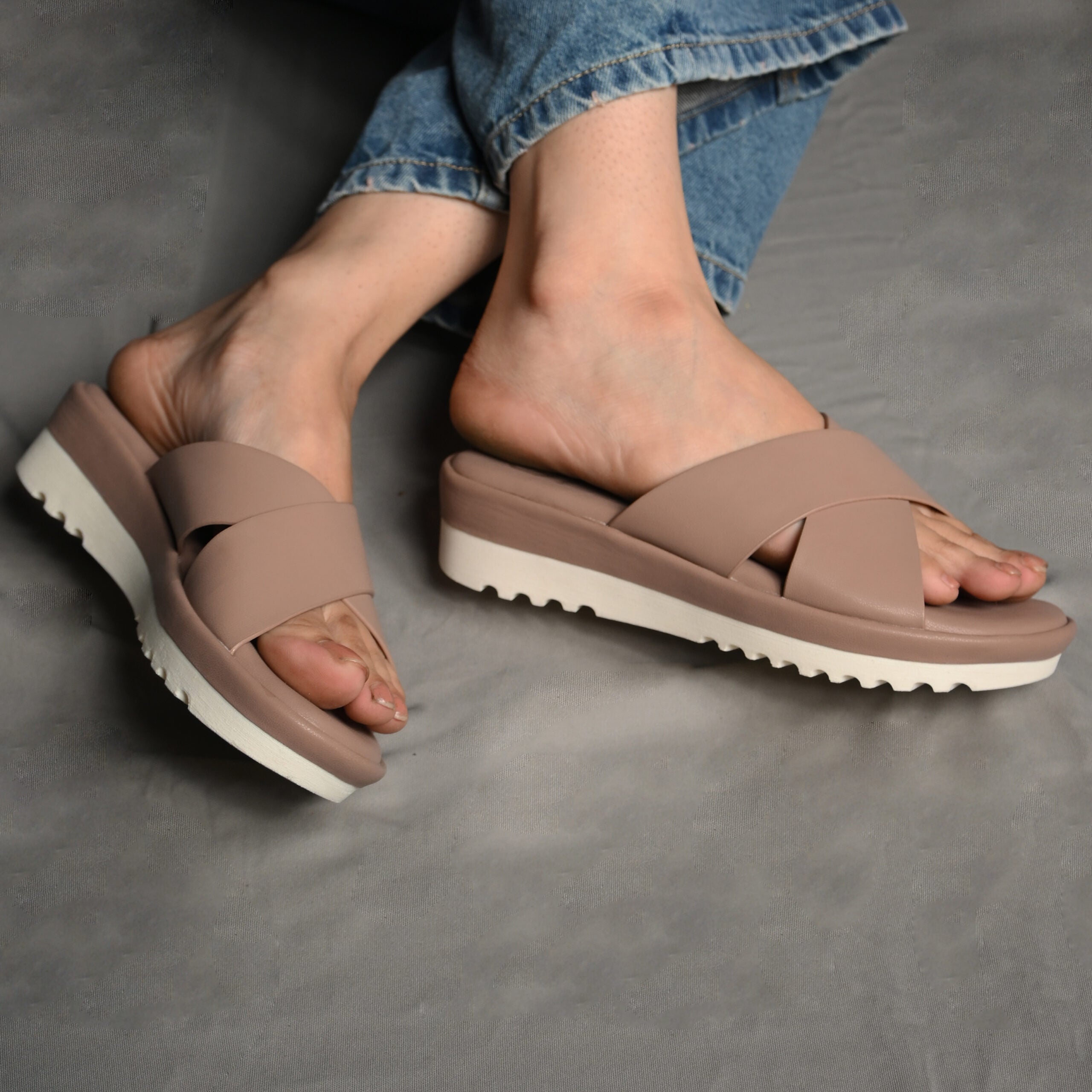 Collection of Aylin in a gallery layout